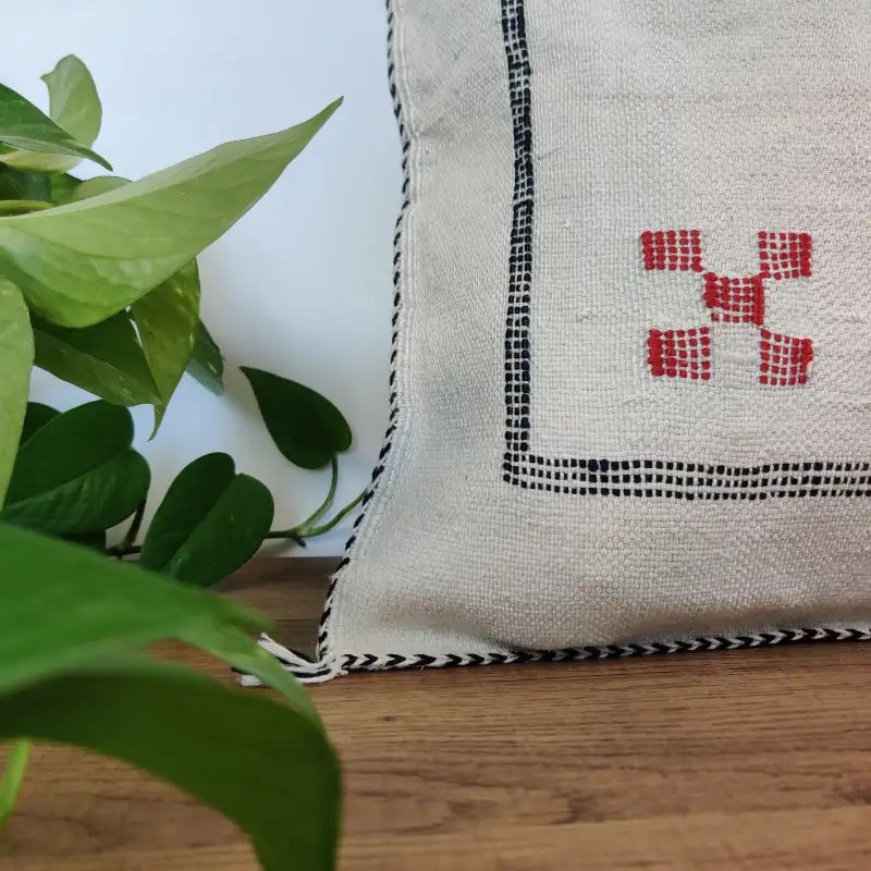 Détail artisanal du Coussin Sabra blanc crème Vintage