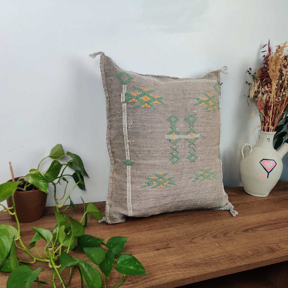 Coussin Sabra bohème Gris foncé en Soie de Cactus - MAZIR Décoration
