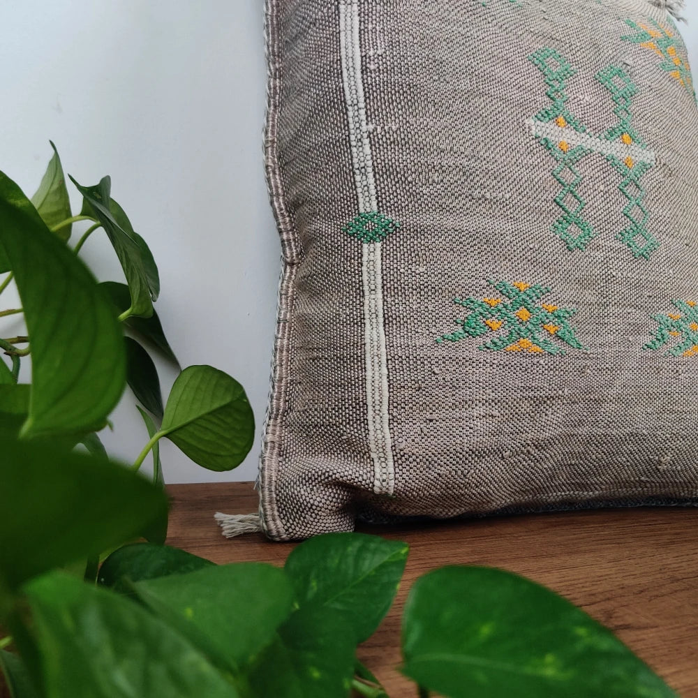 Coussin Sabra bohème Gris foncé en Soie de Cactus - MAZIR Décoration