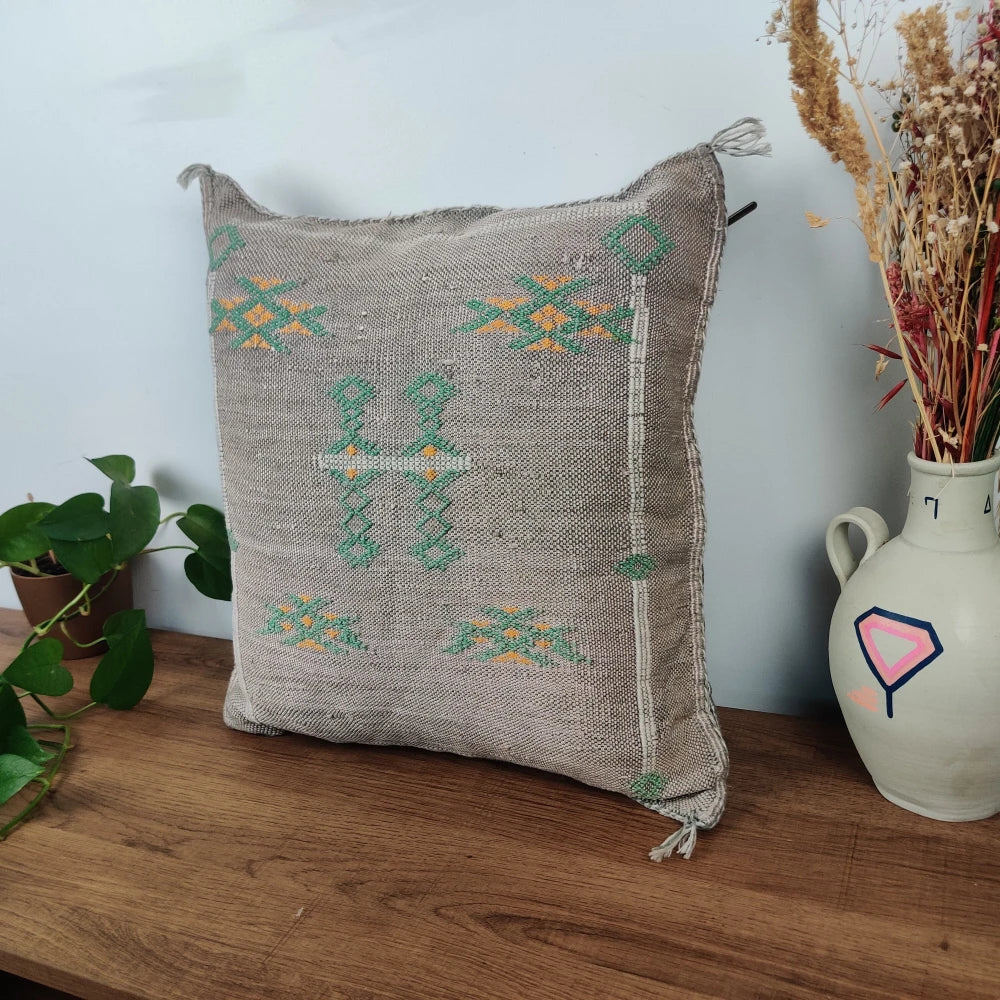 Coussin Sabra bohème Gris foncé en Soie de Cactus - MAZIR Décoration