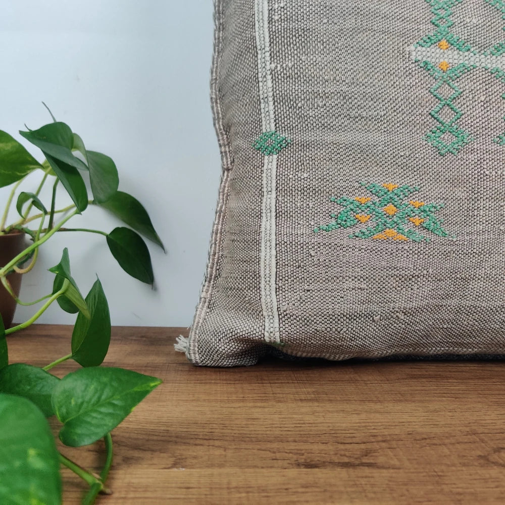 Coussin Sabra bohème Gris foncé en Soie de Cactus - MAZIR Décoration