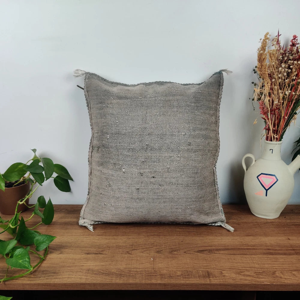 Coussin Sabra bohème Gris foncé en Soie de Cactus - MAZIR Décoration