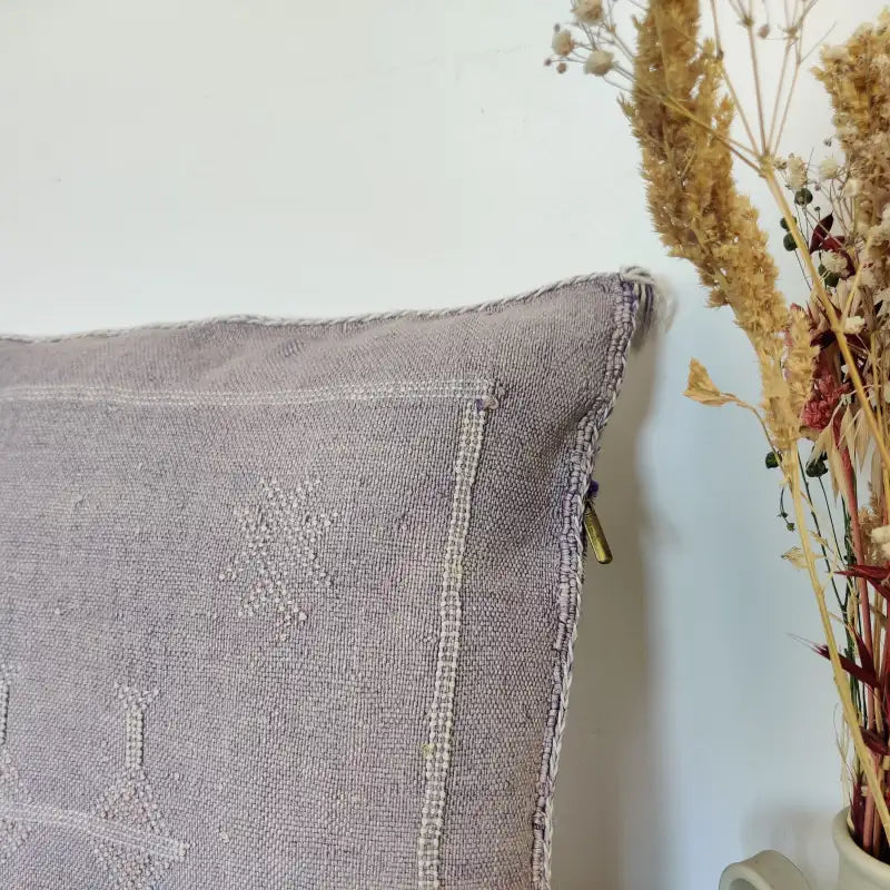 Détail artisanal du Coussin Sabra Gris foncé en Soie de Cactus