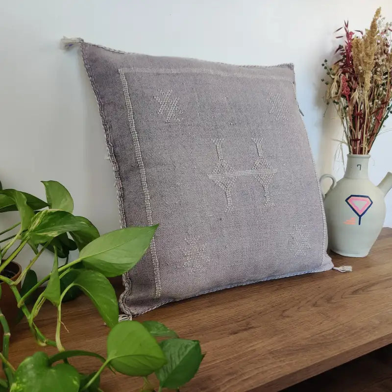 Vue angle 1 du Coussin Sabra violet en Soie de Cactus