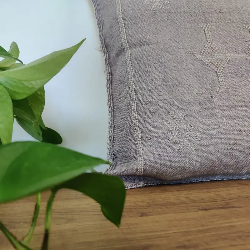 Vue détail du Coussin Sabra Gris foncé en Soie de Cactus