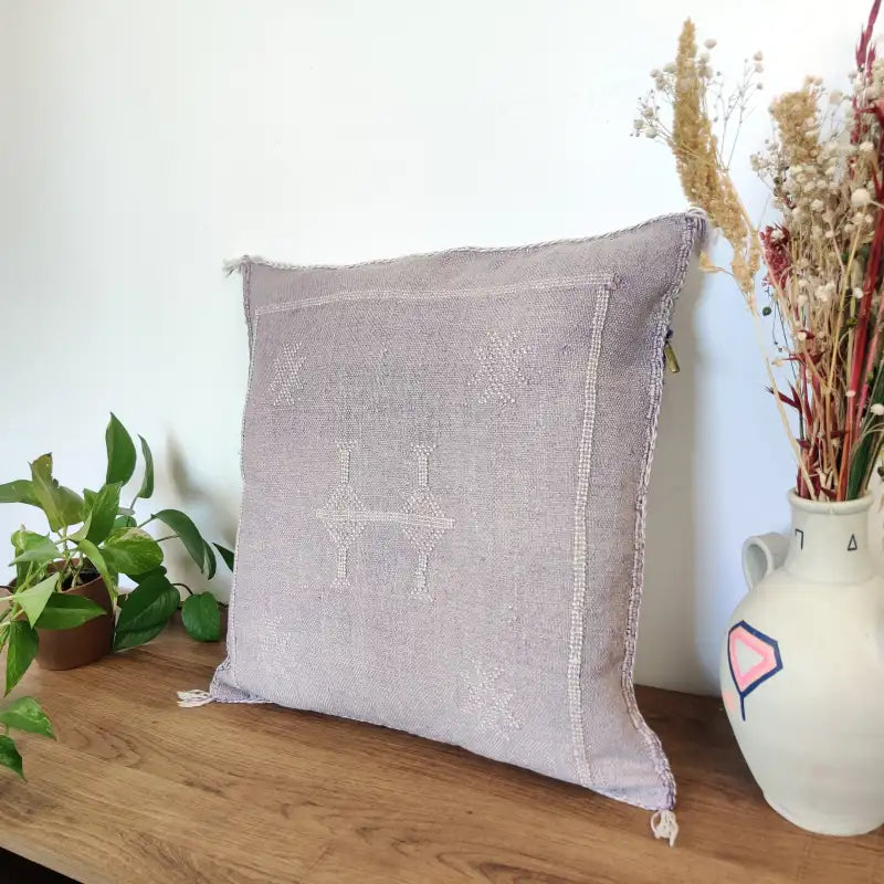 Vue angle 3 du Coussin Sabra Gris foncé en Soie de Cactus Fait main