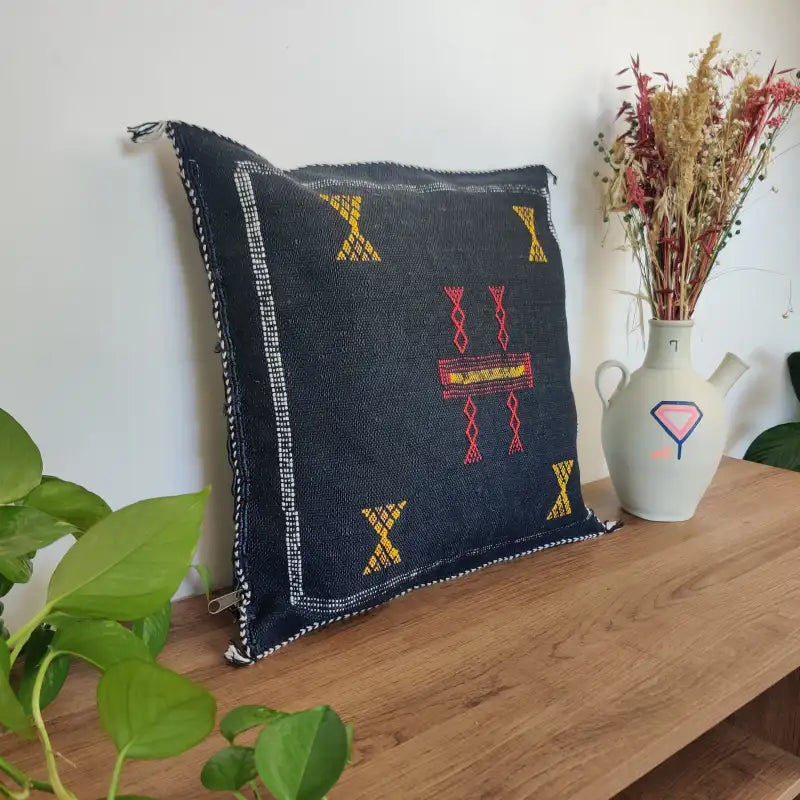 Vue angle 1 du Coussin Sabra Noir en Soie de Cactus