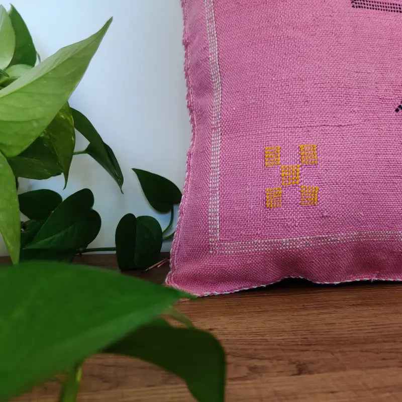 Vue détail du coussin sabra rose fait main