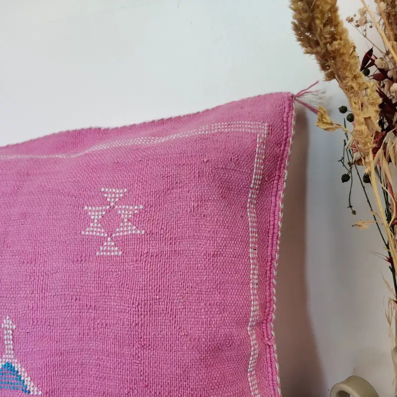 Détail artisanal du Coussin Sabra Rose Vintage Soie de Cactus