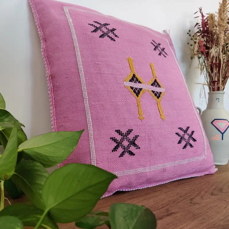 Vue approchée du Coussin Sabra Rose Vintage en Soie de Cactus