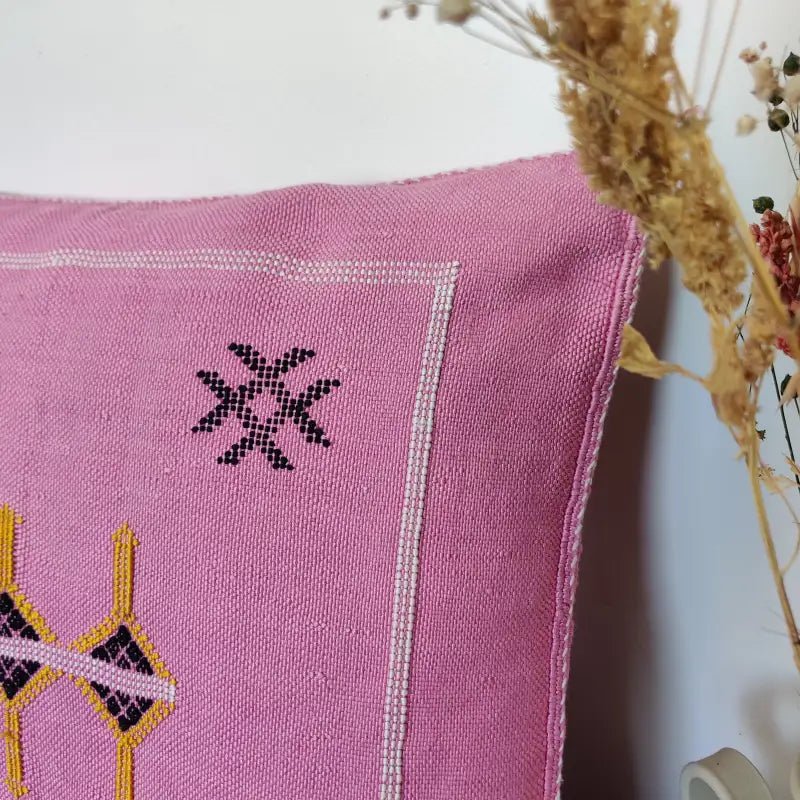 Détail artisanal du Coussin Sabra Rose Vintage en Soie de Cactus Fait main
