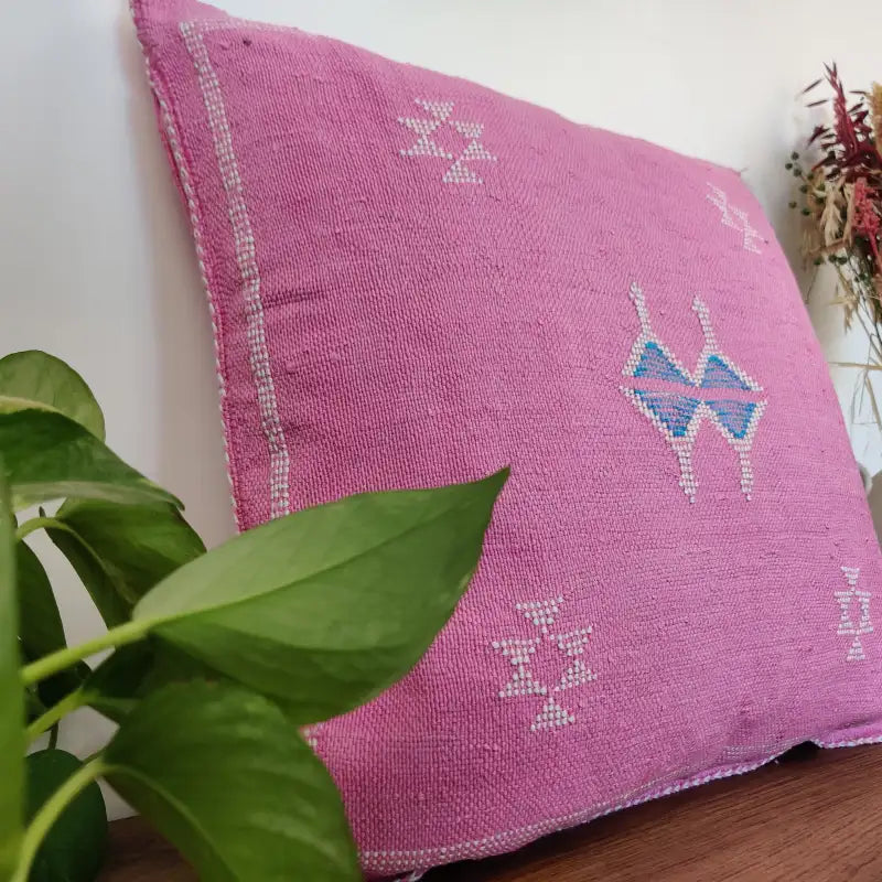 Vue approchée du Coussin Sabra Rose Vintage en Soie de Cactus