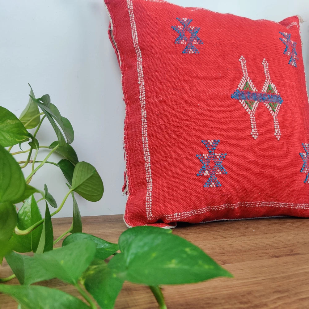 Coussin Sabra Rouge berbère <br> Soie de Cactus - MAZIR Décoration