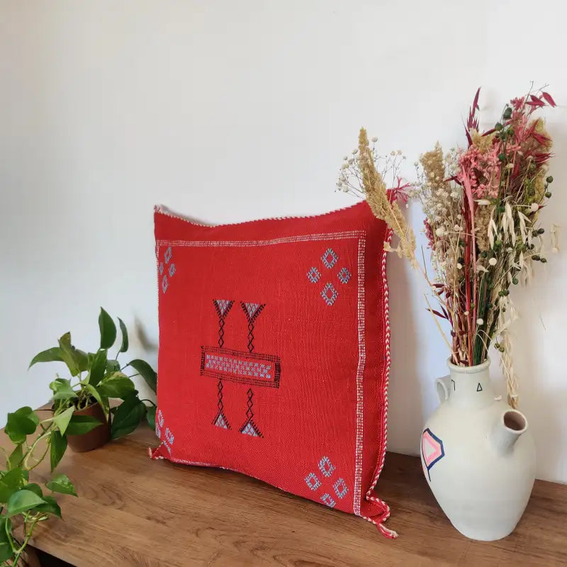Vue angle 2 du Coussin Sabra Rouge naturel en Soie de Cactus