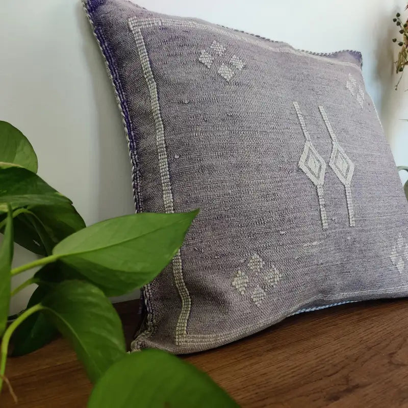 Vue approchée du Coussin berbère violet en Soie de Cactus Vintage