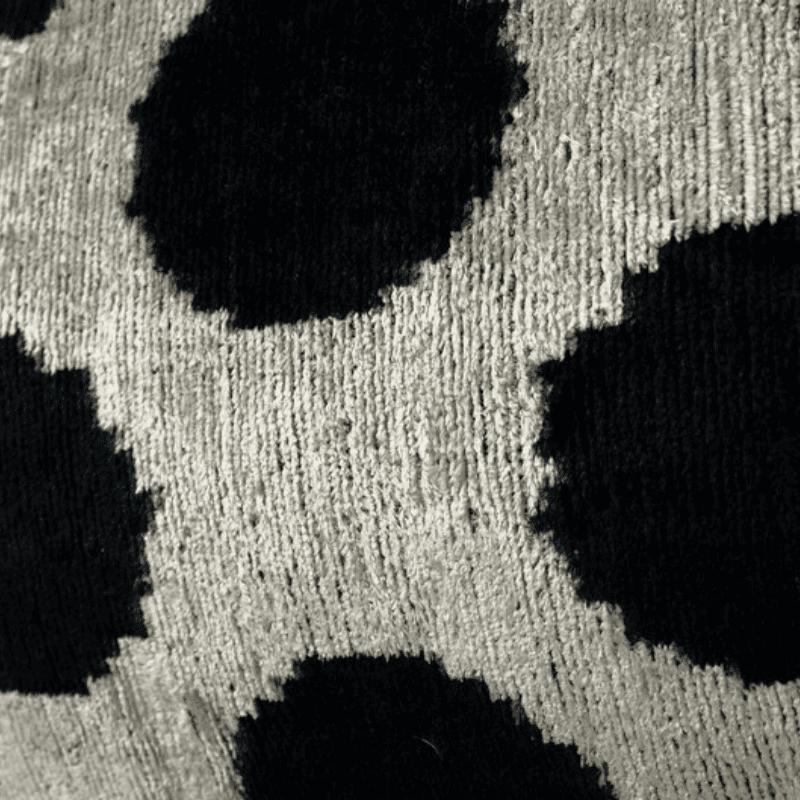 Coussin Ikat fait main blanc design cercle noir