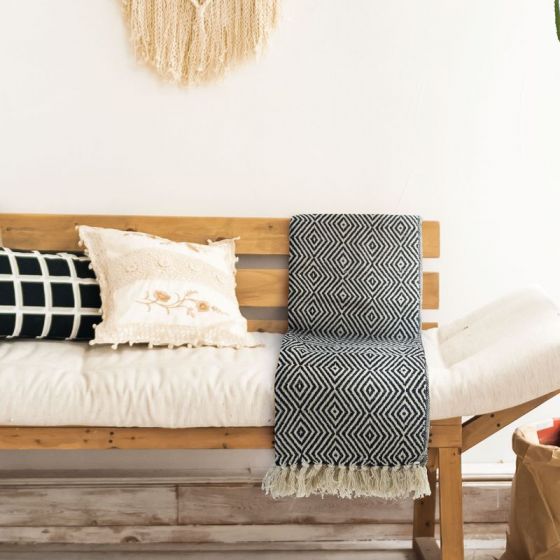 Plaid drapé sur un canapé