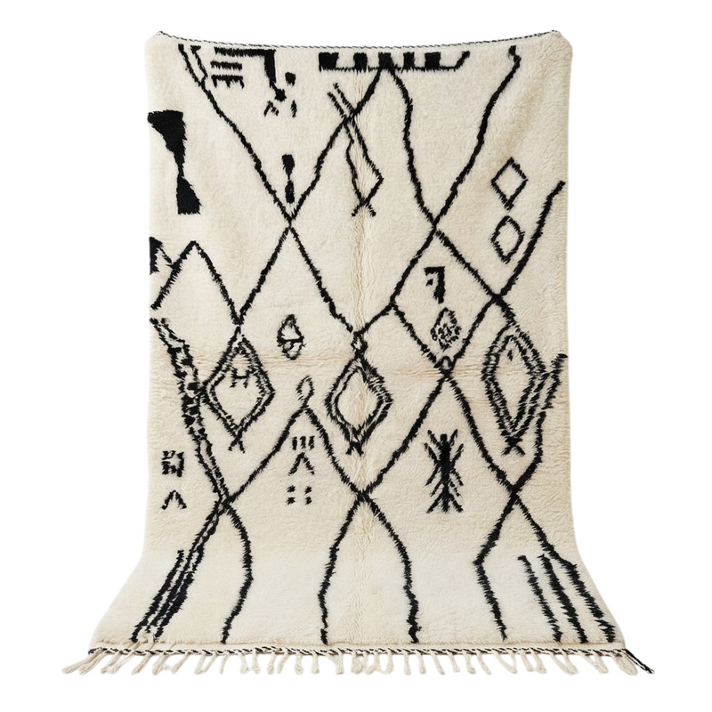 Tapis Azilal en laine à motifs berbères noirs, orné de franges.