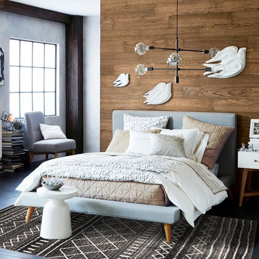 Tapis moelleux berbère marocain à motif géométrique et losanges, de style ethnique.