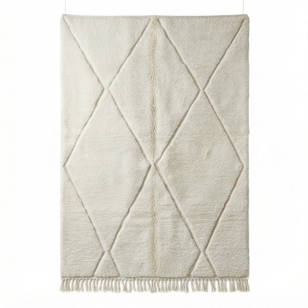 Grand tapis berbère blanc, de motif losanges en relief et franges courtes.