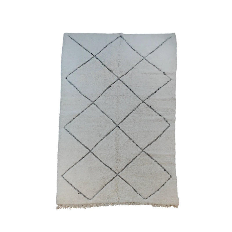 Grand tapis berbère blanc à motifs losanges noirs, de style ethnique.