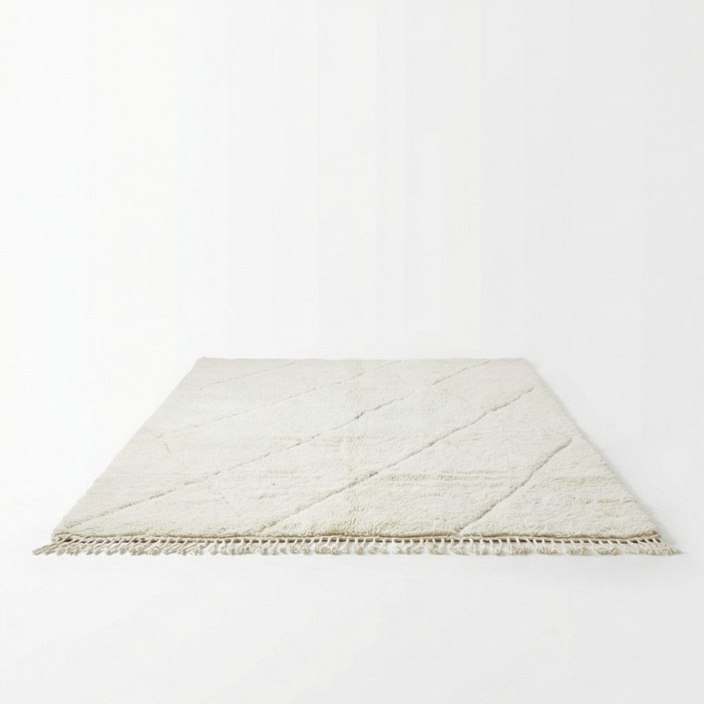 Grand tapis marocain blanc à losanges, de style berbère, avec franges décoratives.