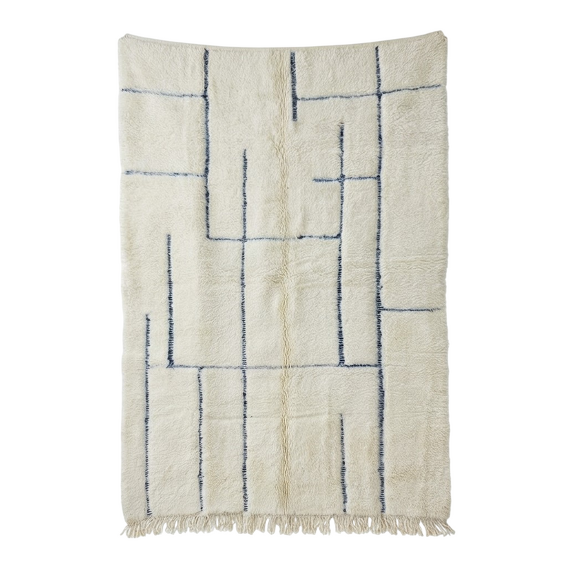 Grand tapis marocain graphique ivoire et bleu par 200x300 cm, avec un motif à lignes et une texture duveteuse.