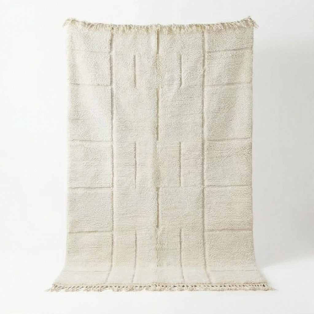 Grand tapis marocain graphique blanc de 200x300 cm, à motif géométrique en relief et franges décoratives.