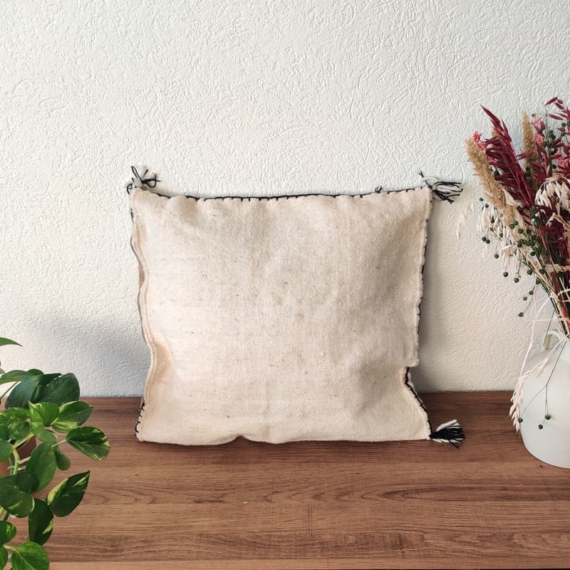 coussin blanc et noir fait main