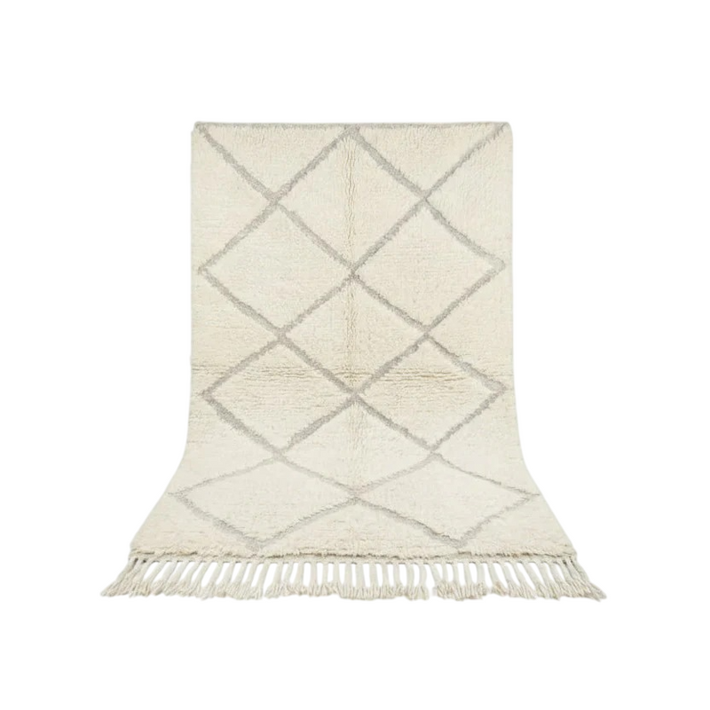 Tapis marocain blanc en laine à motif de losanges, avec des franges décoratives.