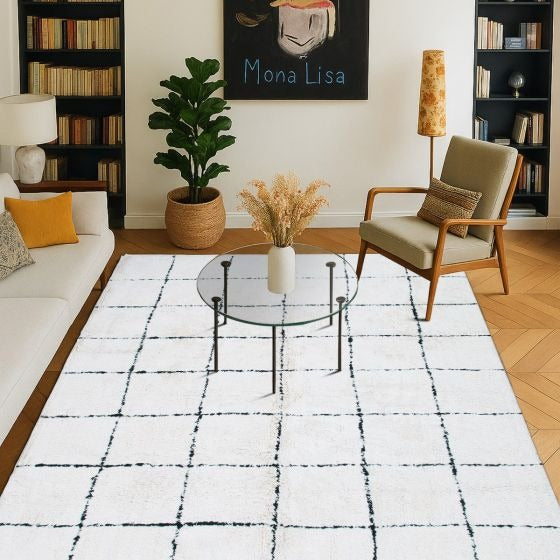 Tapis berbère grille en coton, au motif quadrillé noir sur fond blanc.