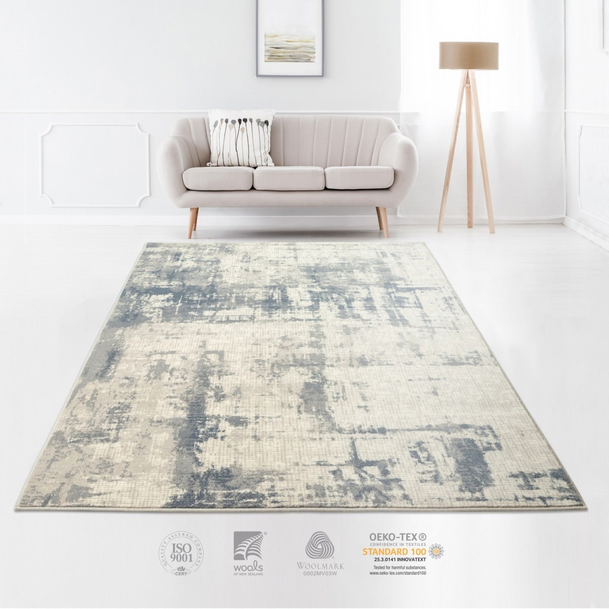Tapis classique beige style vintage en laine IMMA, avec un motif abstrait délavé et une texture douce.