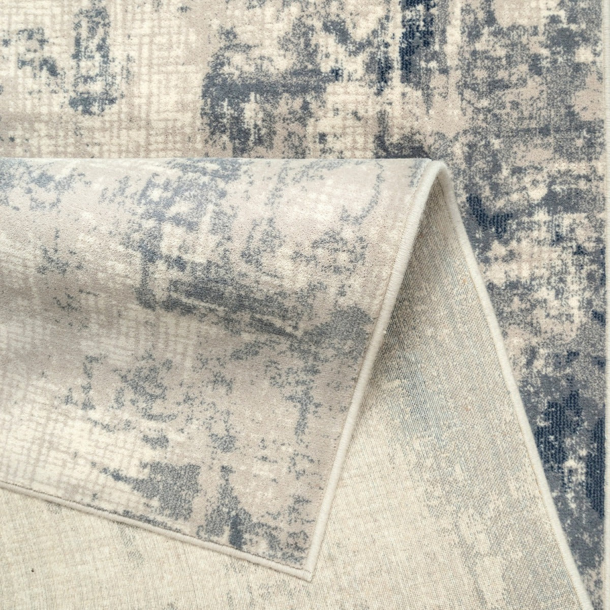 Tapis classique beige de style vintage en laine IMMA, avec un motif abstrait et une texture douce.