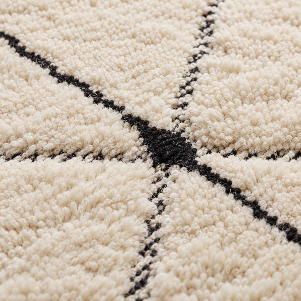 Détail de la laine et du motif noir du petit tapis Béni Ouarain