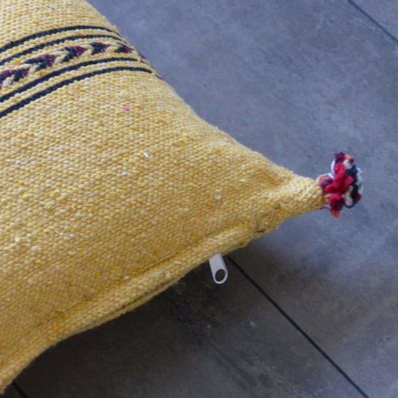 coussin pompon jaune