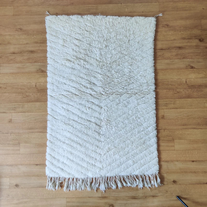 Tapis Beni Ouarain blanc élégant