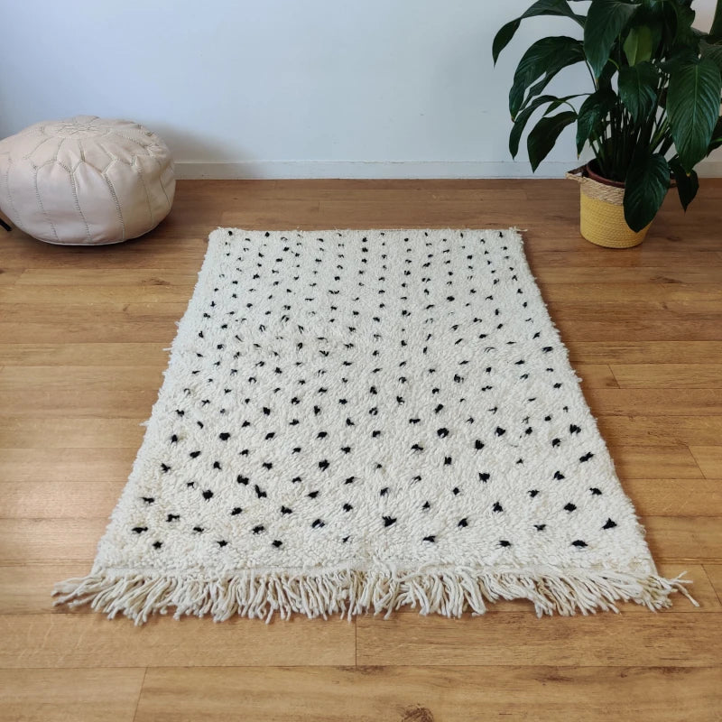 Vue d'ensemble d'un petit tapis Beni Ouarain avec pois noirs, parfait pour une touche d'élégance discrète.
