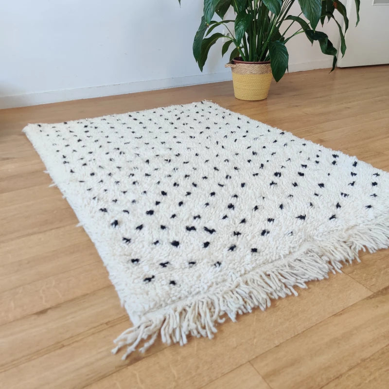 Tapis marocain Beni Ouarain fait main, avec des pois noirs pour une décoration intérieure moderne.