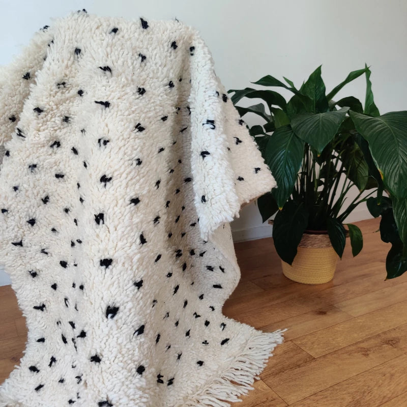 Petit tapis Beni Ouarain avec pois noirs, idéal pour une chambre ou un espace de détente.
