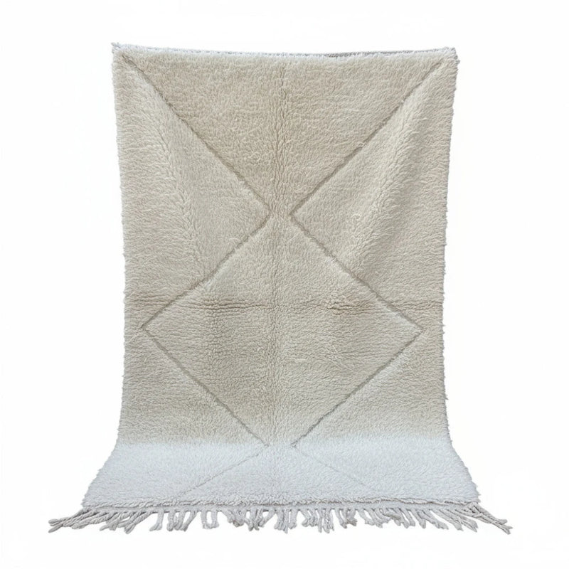 Petit tapis berbère blanc by avec motif géométrique en losanges, rehaussé de franges.