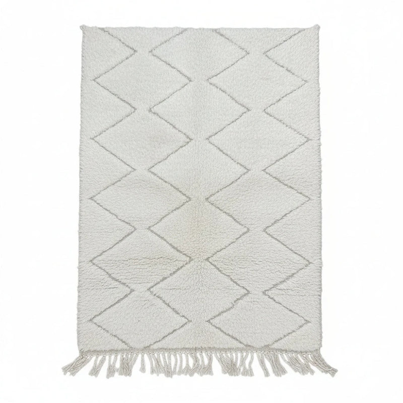 Petit tapis berbère blanc à motifs losanges, de texture douce, avec des franges décoratives.