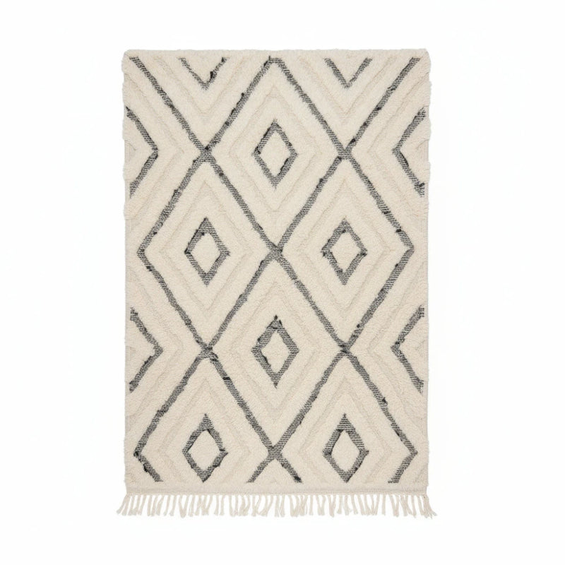 Tapis berbère à losanges creux, de couleur claire, avec motif géométrique losanges et franges décoratives.
