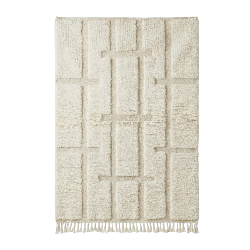 Tapis berbère blanc à motif graphique, paré de franges décoratives.