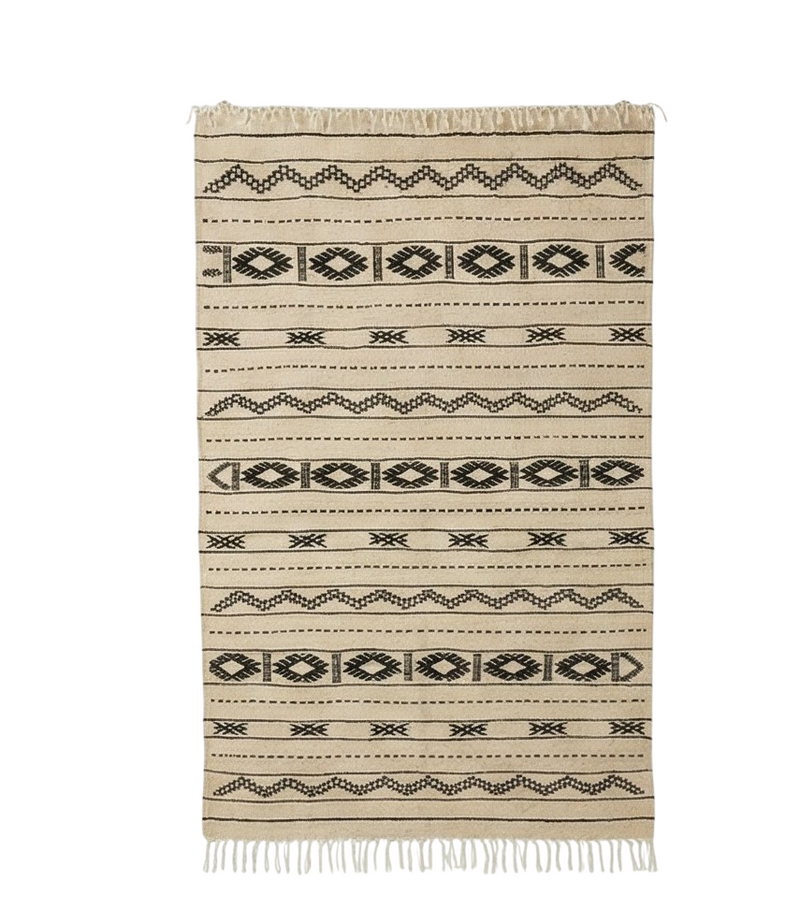 Petit tapis Kilim ethnique beige et noir, de motif géométrique, avec des franges