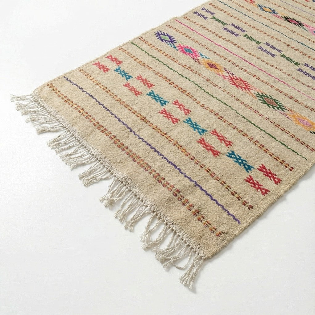 Petit tapis kilim beige bohème à rayures colorées et motifs géométriques.