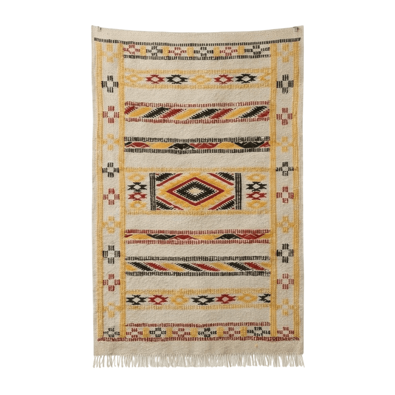 Petit tapis Kilim marocain rectangulaire beige avec motifs géométriques jaunes, noirs et rouges et franges.
