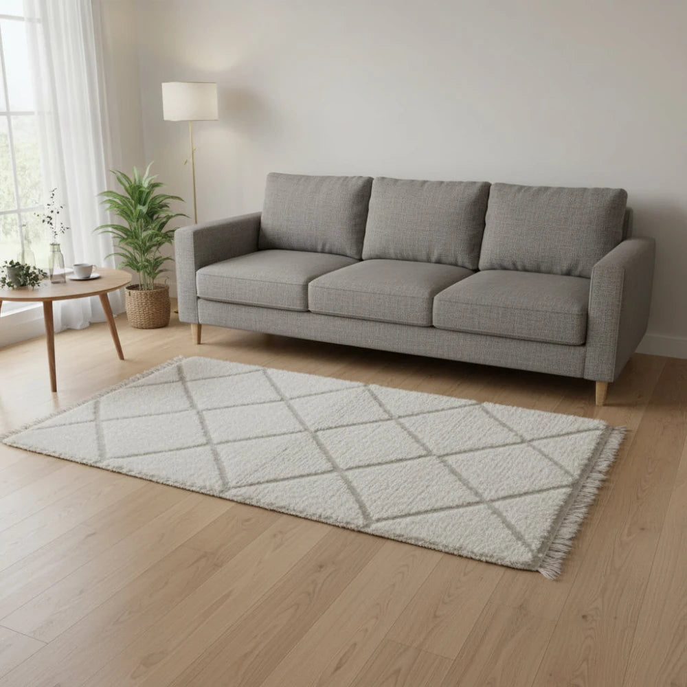 Tapis marocain à losange blanc en laine, avec motif géométrique à losanges.