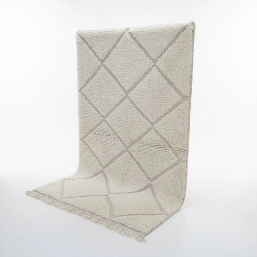 Tapis marocain blanc en laine à motif de losanges, de style berbère.