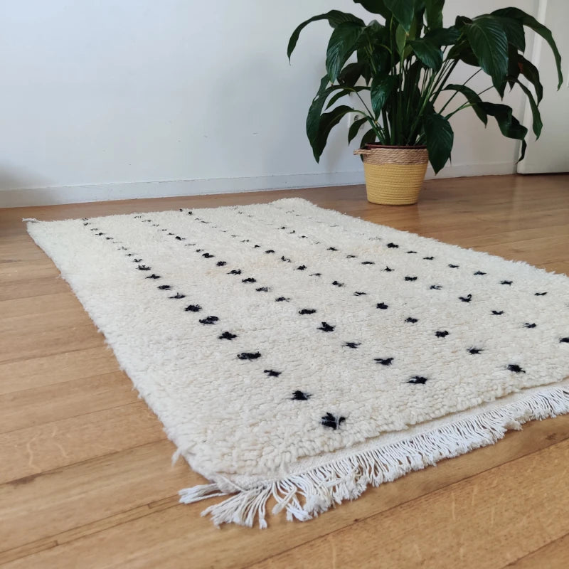 Tapis traditionnel marocain Beni Ouarain en laine avec pois noirs alignés pour décoration moderne.