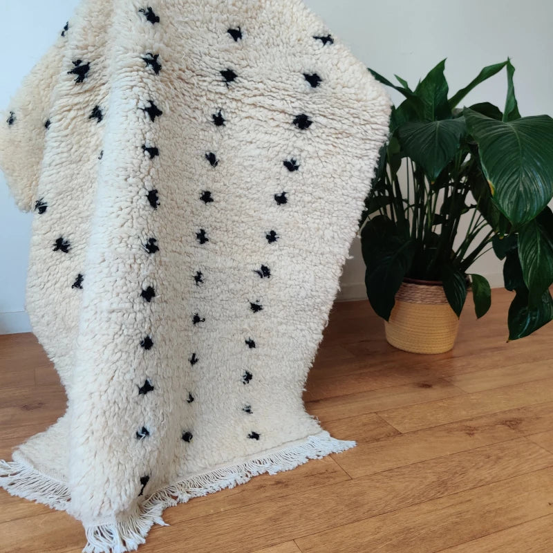 Élégant tapis Beni Ouarain en laine avec pois noirs, fait main au Maroc.